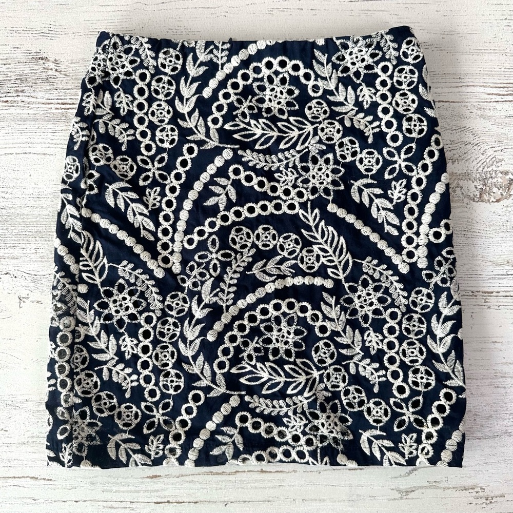 *3/$20* NWT FRANCESCA’S All Over Embroidered Floral Eyelet Boho Skirt 10 Navy